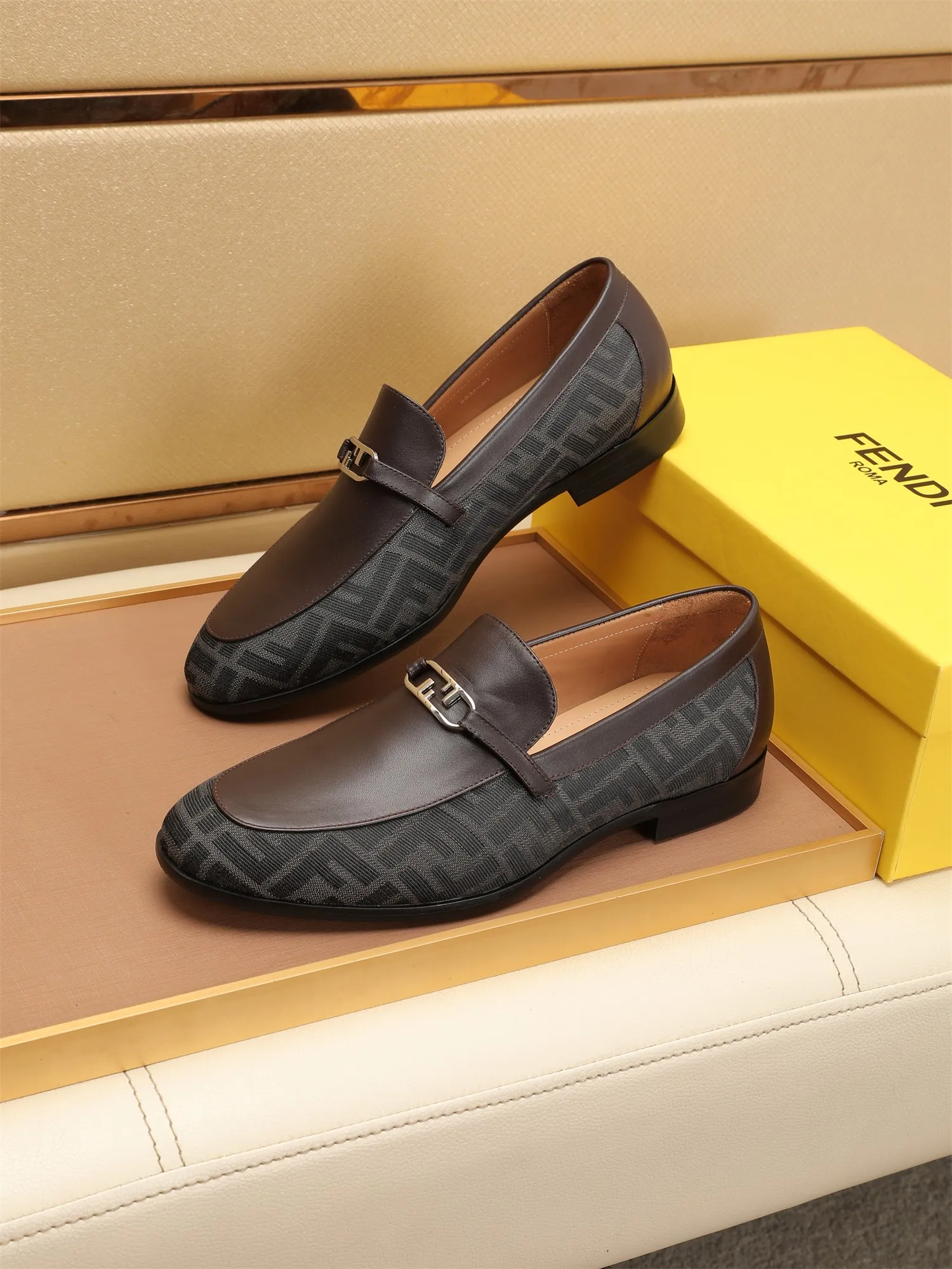 Men's shoes💰460 🕷🕷【FENDI】The latest men's formal leather shoes🇨🇳Classic series not to be missed💯The first layer is made of imported first-layer cowhide☘Original quality, the leather is smooth and delicate🎋Awesome version, perfect streamlined outline🍇Cowhide lining, size 38-44 (customized at 45.46)...